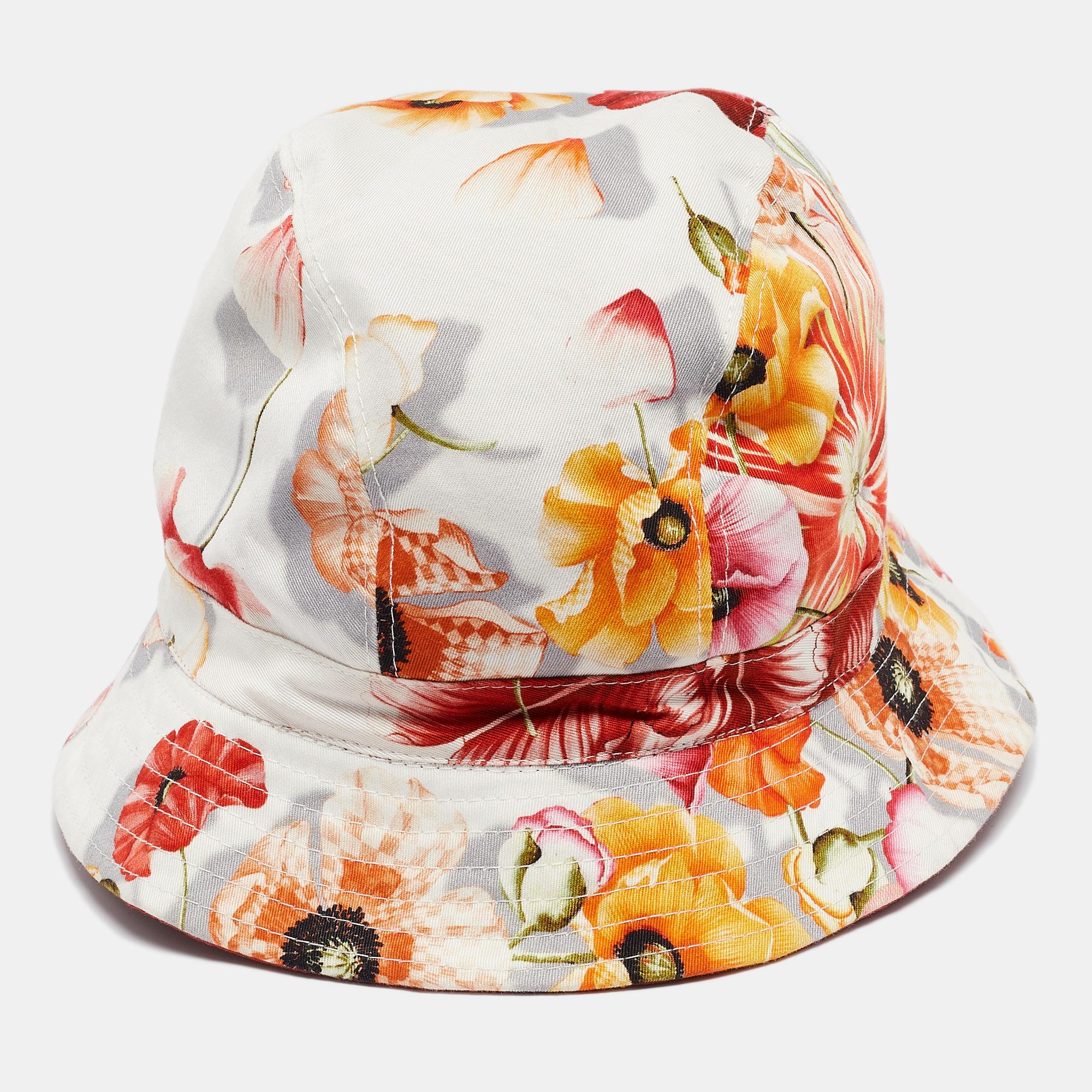 Hier ist ein modisches Accessoire, das perfekt verarbeitet ist, um Ihnen sowohl Komfort als auch Luxus zu bieten! Dieser Eimerhut von Salvatore Ferragamo ist eine umwerfende Kreation und wird sich in Ihrem Urlaub als nützlich erweisen. Es ist aus