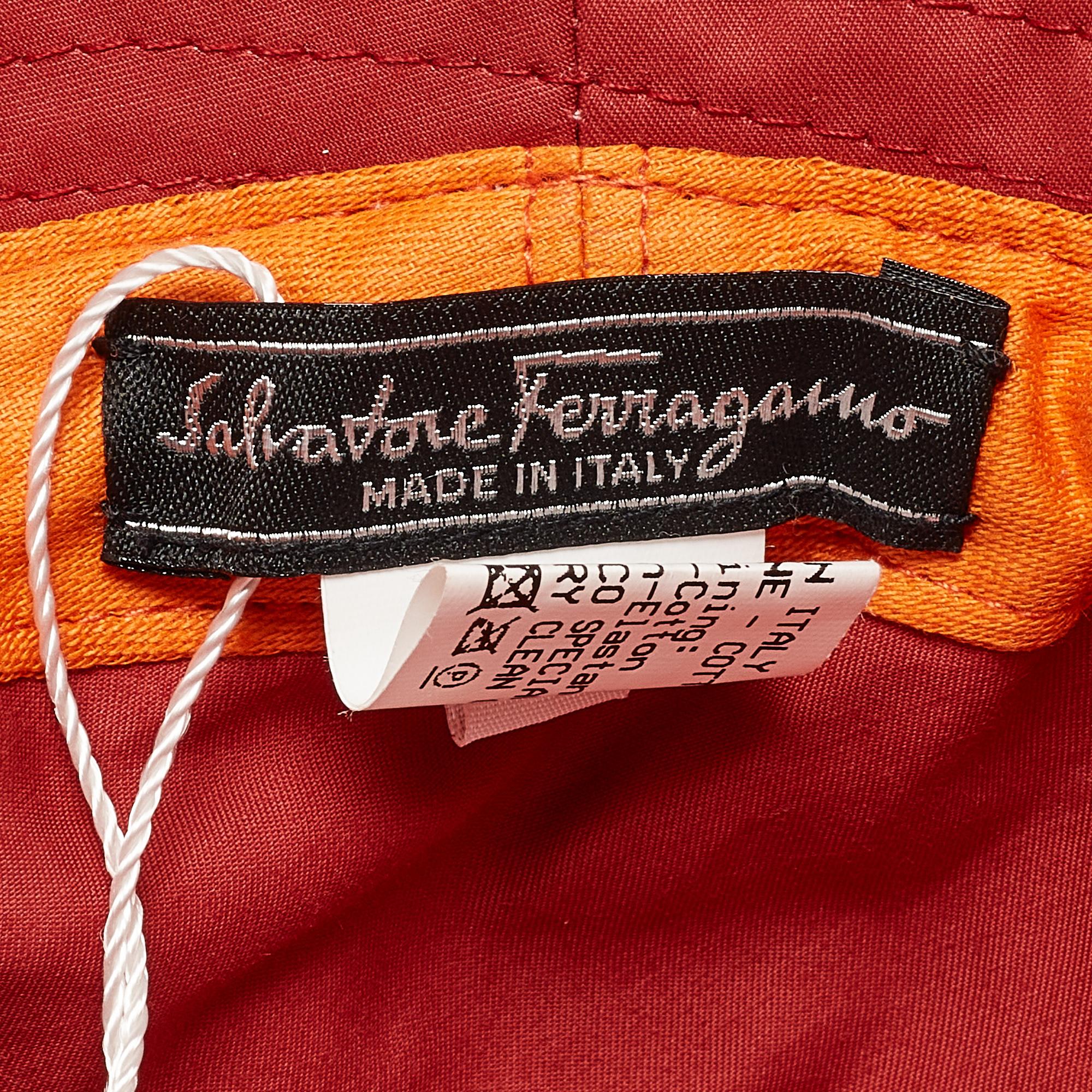 Salvatore Ferragamo Mehrfarbiger Eimerhut aus Baumwolle mit Blumendruck Größe 58 Damen im Angebot