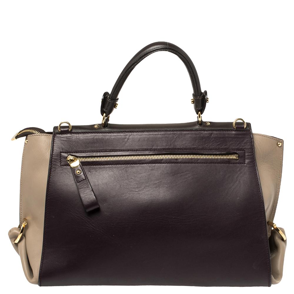 Tragen Sie diese wunderschöne Kreation von Salvatore Ferragamo, wohin Sie auch gehen, und lassen Sie die Leute ihre schicke Ausstrahlung bewundern. Diese sorgfältig aus Leder gefertigte Sofia-Tasche ist mit der charakteristischen Ganchini-Schnalle