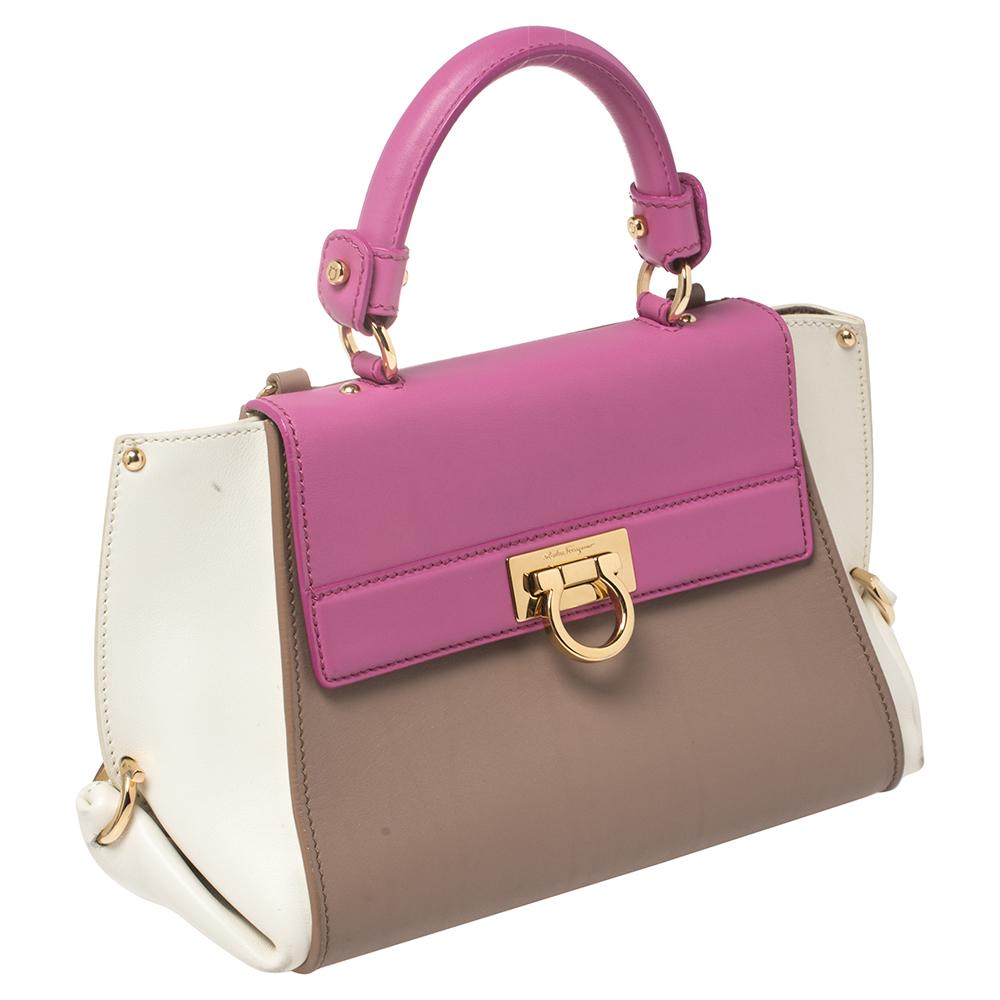 Carry this gorgeous Salvatore Ferragamo creation wherever you go and enjoy fashion with ease. Meticulously crafted from leather, this bag has been styled with a top handle, a removable shoulder strap, and a leather interior to hold all your