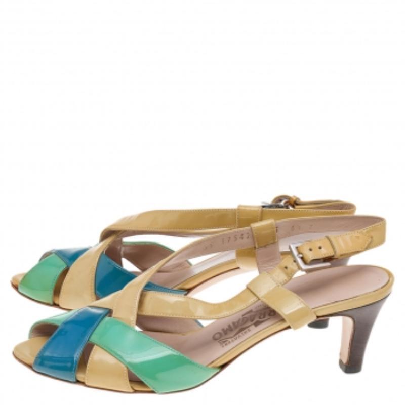 La Maison Salvatore Ferragamo ha realizzato questi sandali impeccabili. Sono realizzate in pelle verniciata multicolore all'esterno e sfoggiano una punta a lancia e una chiusura con fibbie. Sono completate da tacchi di 6 cm.
