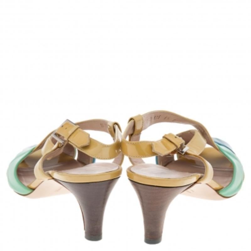 Marrone Salvatore Ferragamo Sandali in pelle verniciata multicolore misura 37 in vendita