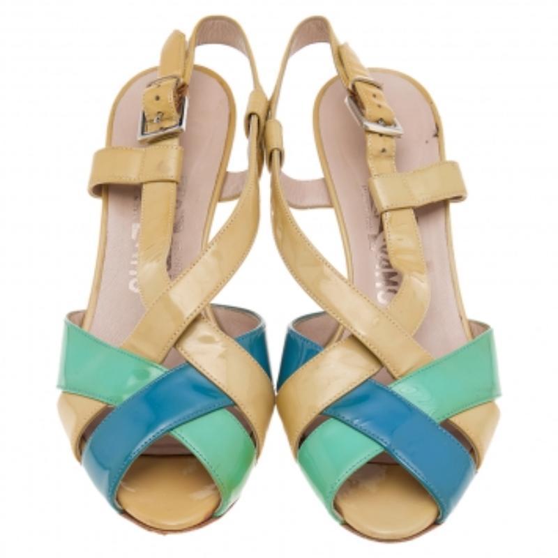 Salvatore Ferragamo Sandali in pelle verniciata multicolore misura 37 In condizioni discrete in vendita a Dubai, Al Qouz 2