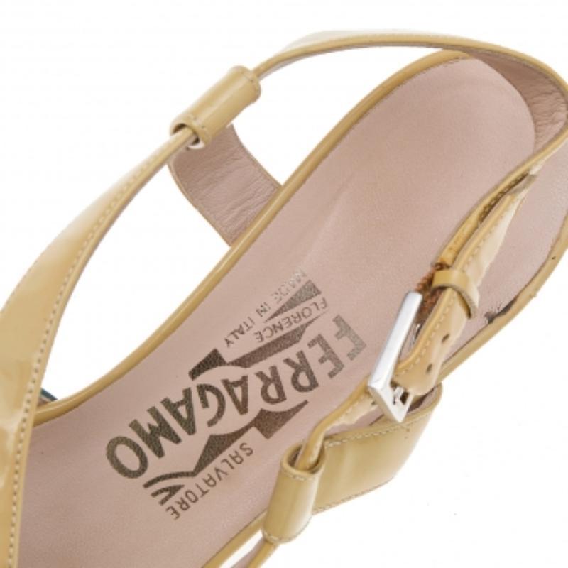 Donna Salvatore Ferragamo Sandali in pelle verniciata multicolore misura 37 in vendita