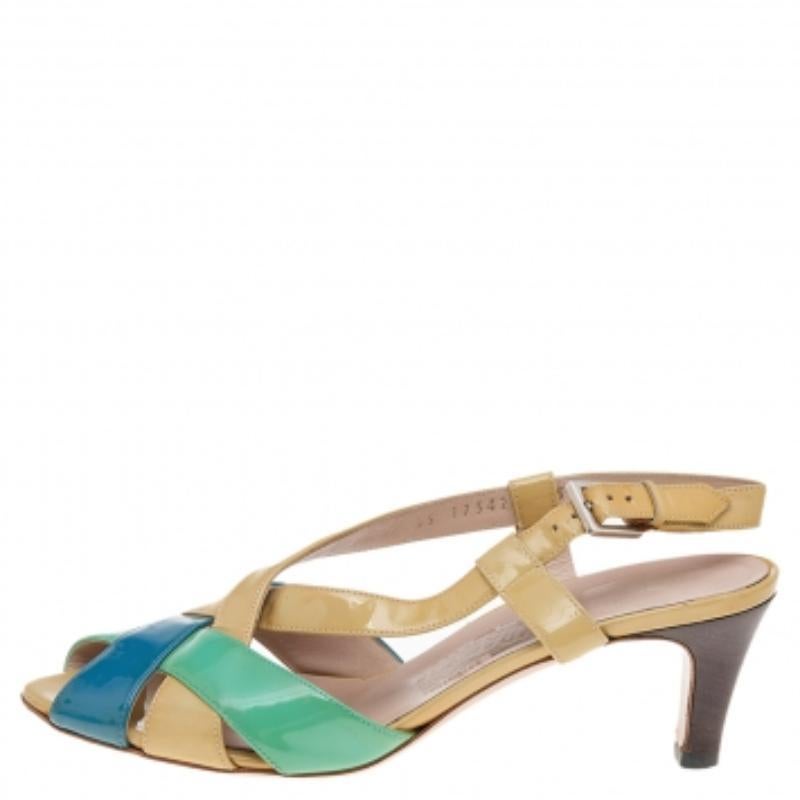 Salvatore Ferragamo Sandali in pelle verniciata multicolore misura 37 in vendita 1