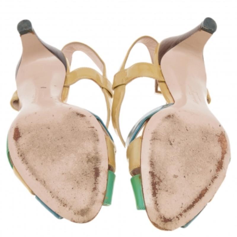 Salvatore Ferragamo Sandali in pelle verniciata multicolore misura 37 in vendita 2