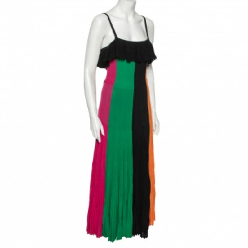 ¡Añade un toque de color a tu atuendo con este precioso vestido de la Casa Salvatore Ferragamo! Está confeccionado con tejido de punto multicolor, que se realza con formaciones plisadas. Tiene tirantes finos y una cómoda silueta de longitud maxi.