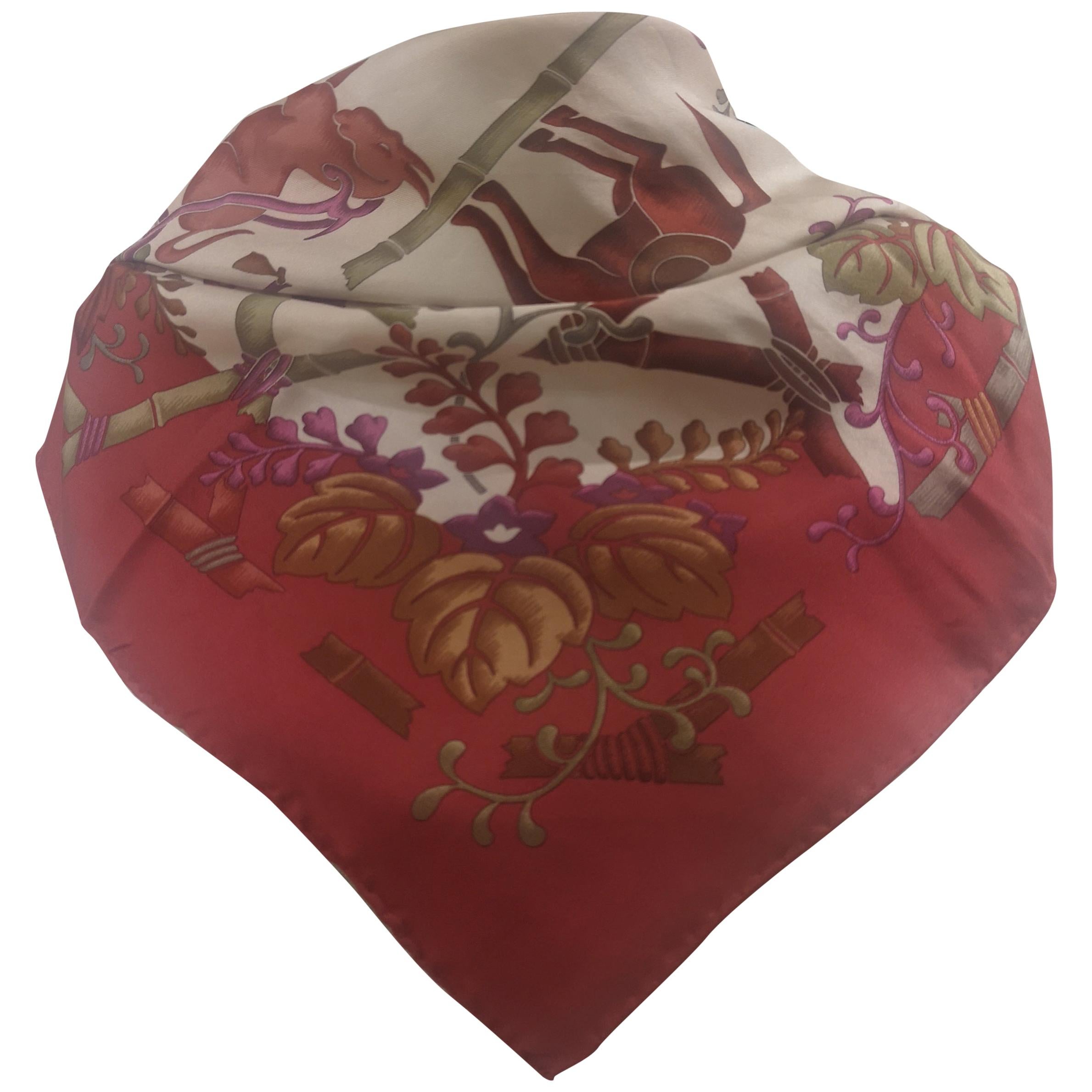 Salvatore Ferragamo mehrfarbiger Seidenschal - Foulard im Angebot