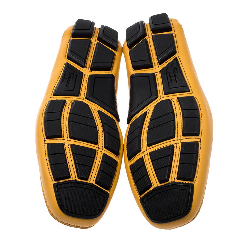 Salvatore Ferragamo Mustard Leather Parigi Gancini Driver Loafers Size 41 In New Condition In Dubai, Al Qouz 2