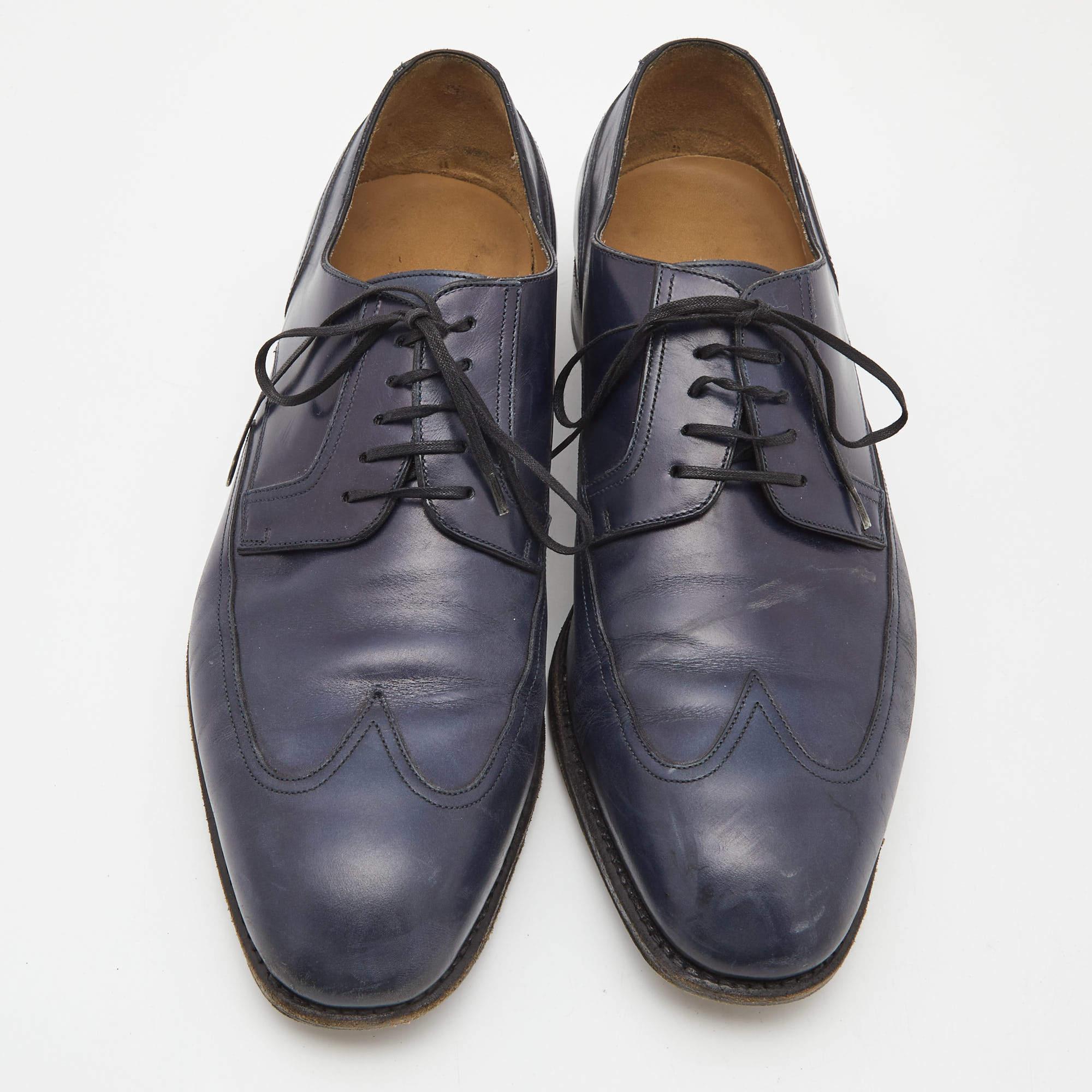 Salvatore Ferragamo Marineblauer Brogue Leder-Spitzen- Derby Größe 44,5 (Schwarz) im Angebot