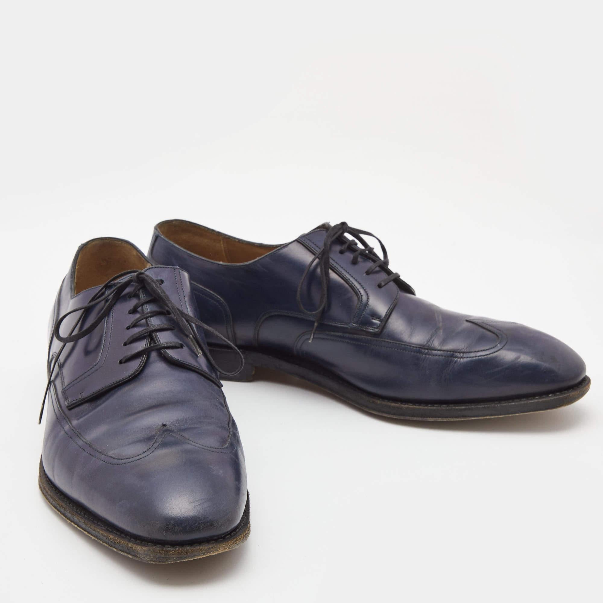 Salvatore Ferragamo Marineblauer Brogue Leder-Spitzen- Derby Größe 44,5 im Zustand „Gut“ im Angebot in Dubai, Al Qouz 2