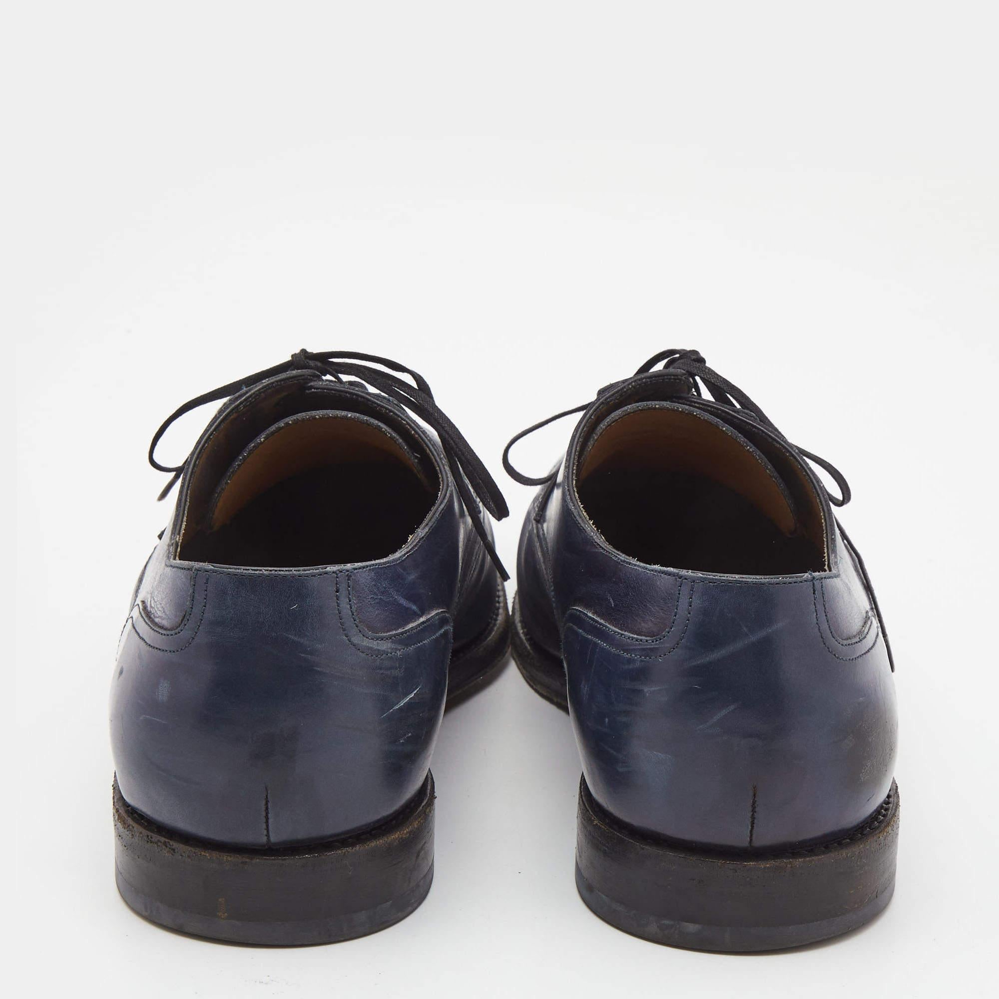 Salvatore Ferragamo Marineblauer Brogue Leder-Spitzen- Derby Größe 44,5 Herren im Angebot