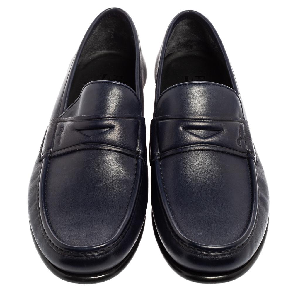 Designed stylishly to bring sophistication, these Connor loafers from Salvatore Ferragamo will definitely be your best buy! They are crafted using navy-blue leather, with a Penny strap detail perched on their vamps. They flaunt a slip-on feature.