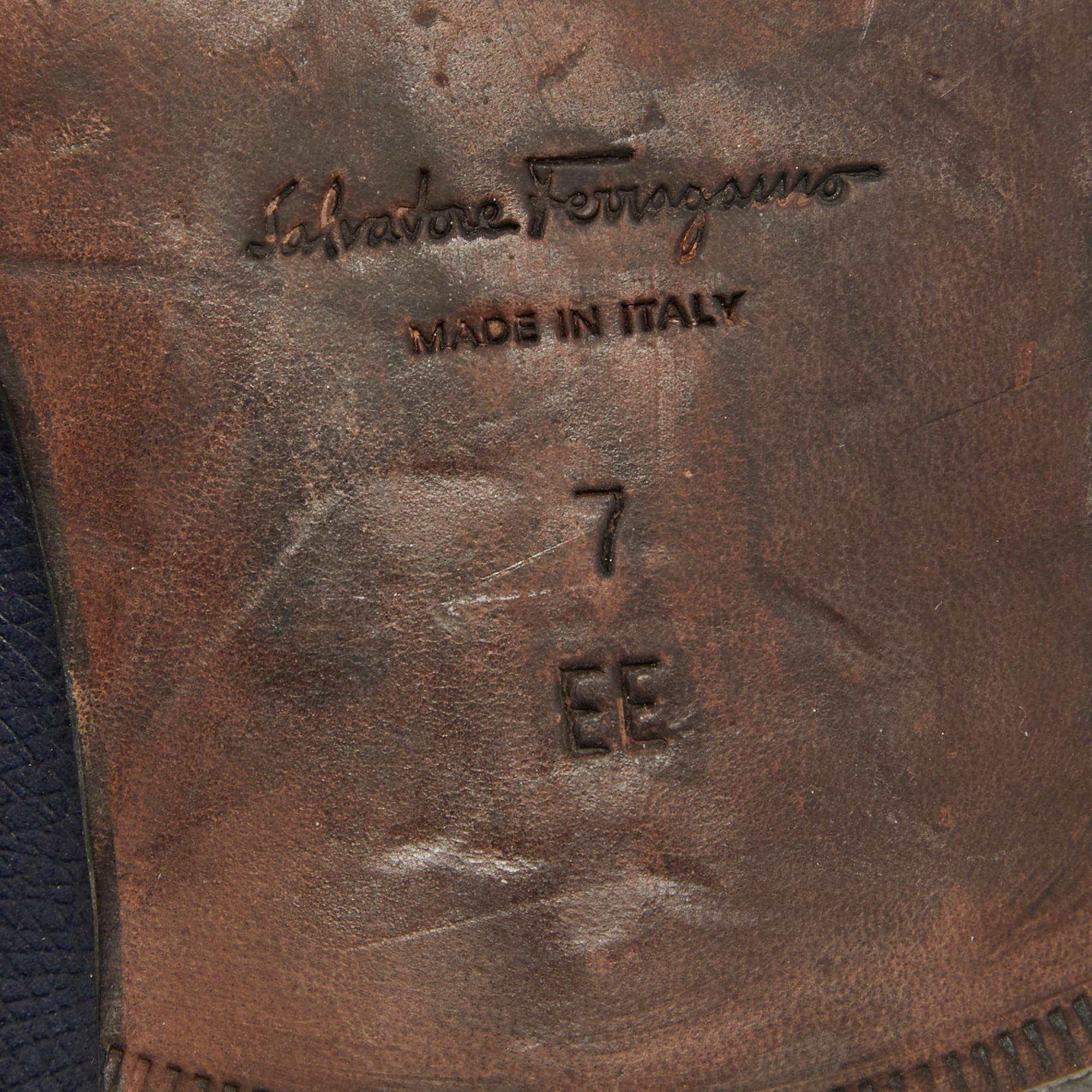 Salvatore Ferragamo Navy Blue Leather Loafers Size 41 In Fair Condition For Sale In Dubai, Al Qouz 2