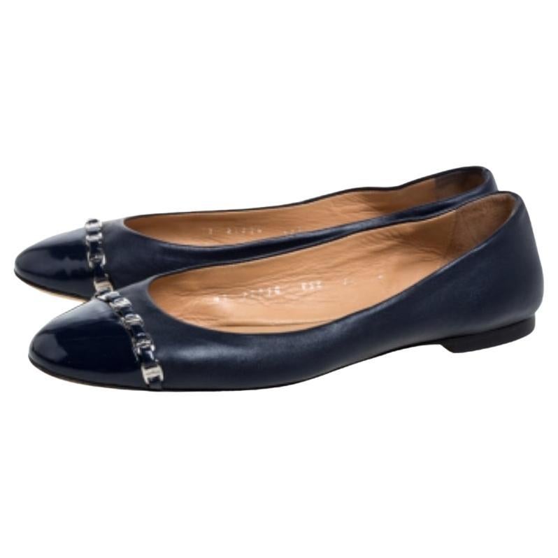 Comfortable and stylish at the same time, these ballet flats from Salvatore Ferragamo are sure to become a great addition to your collection! These navy blue flats are crafted from leather and feature round toes with a silver-tone chain detailing.