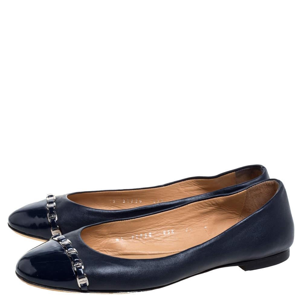 Salvatore Ferragamo Navy Blue Leather Pim Chain Ballet Flats Size 38 In Fair Condition In Dubai, Al Qouz 2