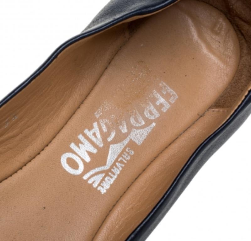 Salvatore Ferragamo Navy Blue Leather Pim Chain Ballet Flats Size 38 In Good Condition For Sale In Dubai, Al Qouz 2