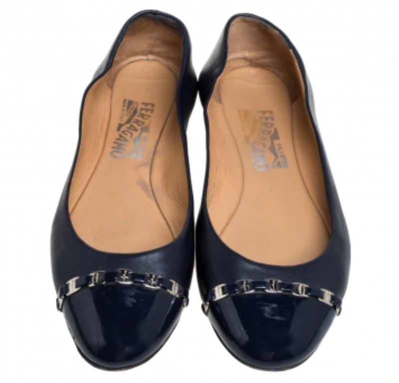Women's Salvatore Ferragamo Navy Blue Leather Pim Chain Ballet Flats Size 38 For Sale
