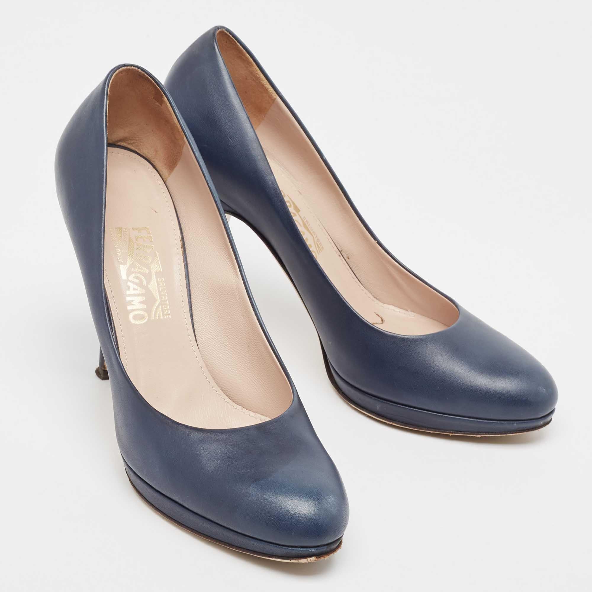 Salvatore Ferragamo Navy Blue Leather Platform Pumps Size 40.5 In Good Condition For Sale In Dubai, Al Qouz 2