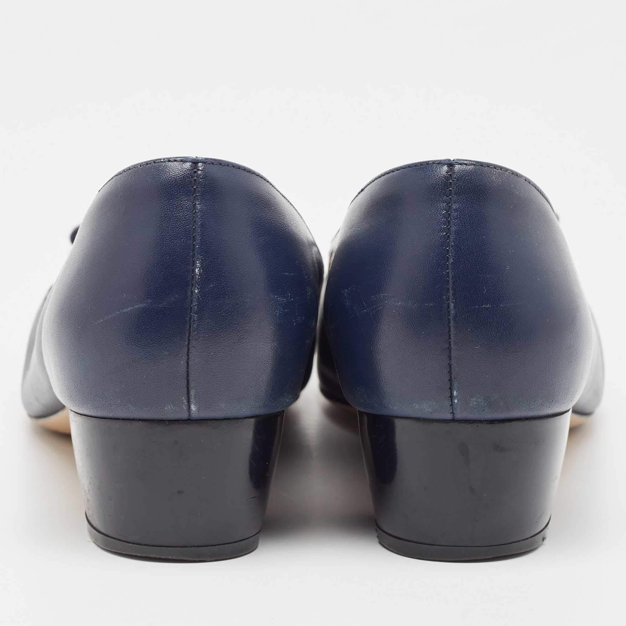 Salvatore Ferragamo Navy Blue Leather Vara Bow Pumps Size 39.5 For Sale 1