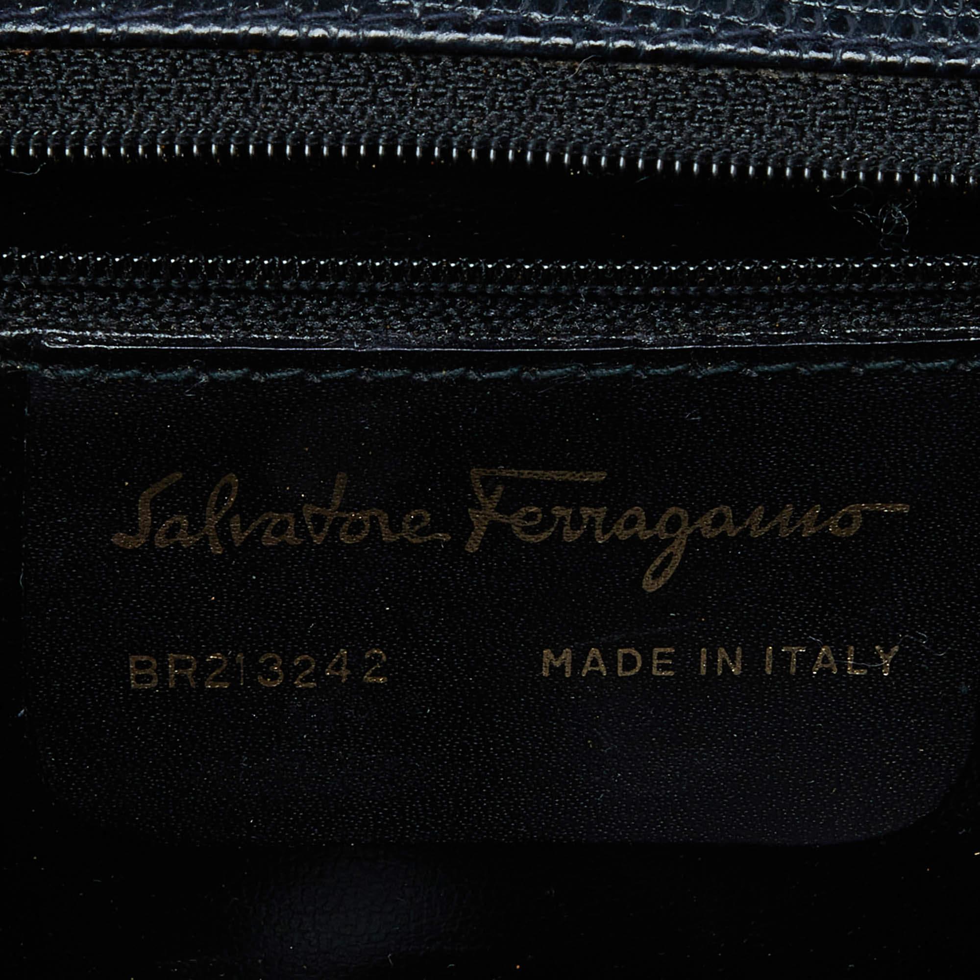 Salvatore Ferragamo - Sac à bandoulière Gancini à rabat en cuir embossé lézard bleu marine Pour femmes en vente