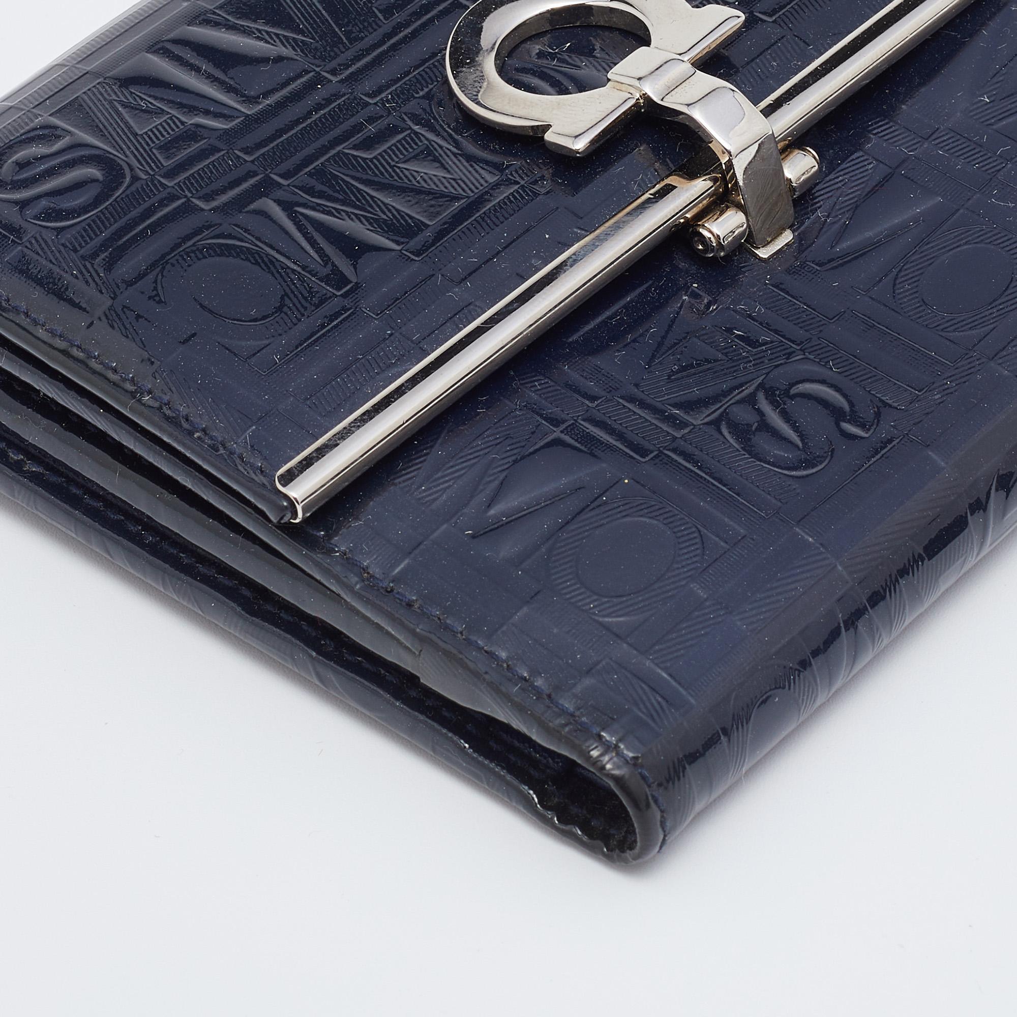 Infused with signature details, this Salvatore Ferragamo wallet will add a touch of luxury to your outfit. Crafted from logo-embossed patent leather, it displays a Gancini motif on the front and a compartmentalized interior.