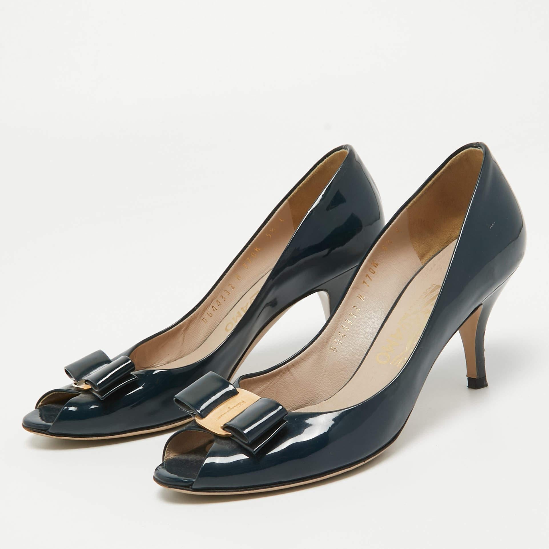 Faites preuve de chic avec ces escarpins de créateur. Elles présentent des talons robustes et des semelles durables, parfaits pour vos sorties à la mode !