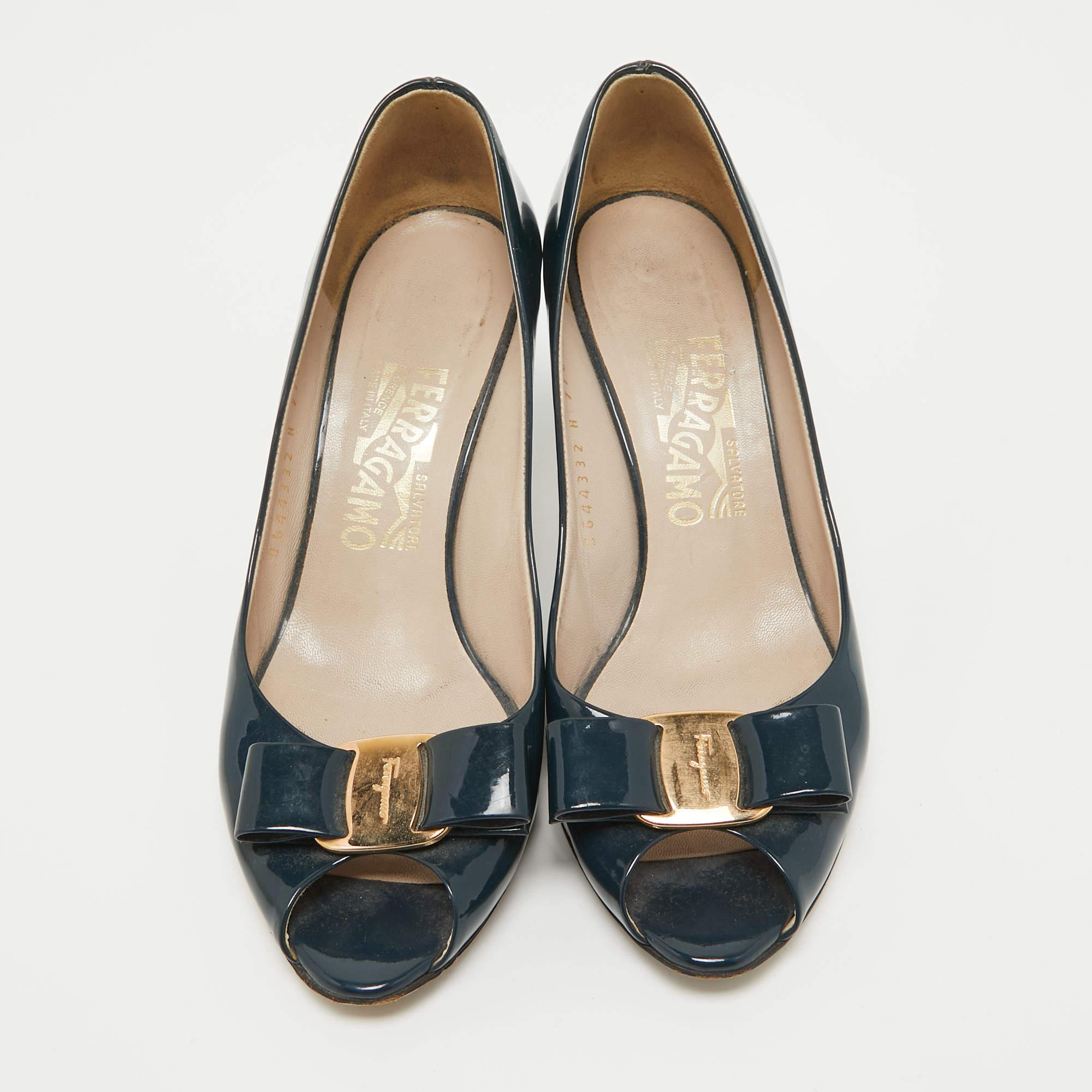 Noir Salvatore Ferragamo escarpins Vara à nœud bleu marine, taille 36 en vente