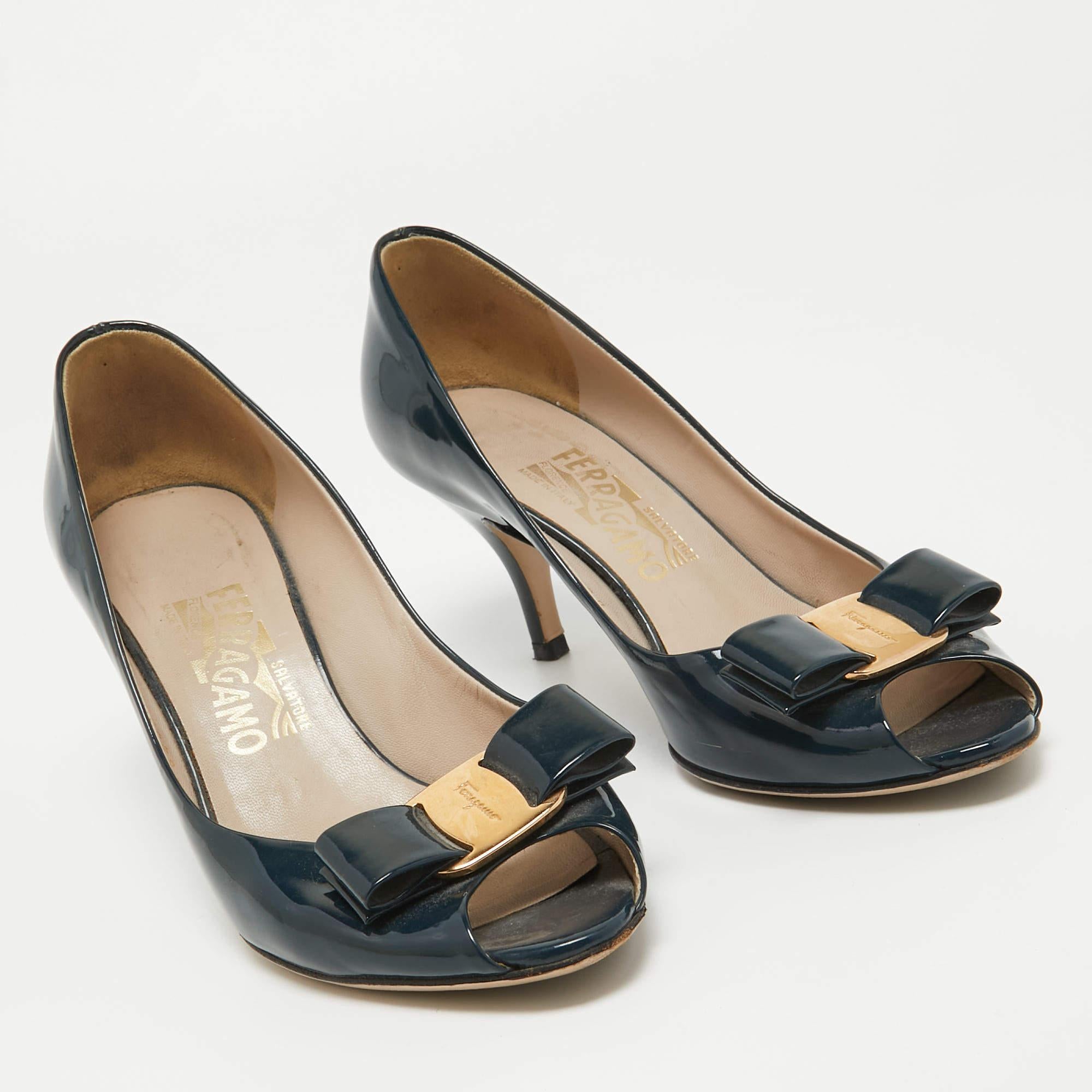 Salvatore Ferragamo escarpins Vara à nœud bleu marine, taille 36 État moyen - En vente à Dubai, Al Qouz 2