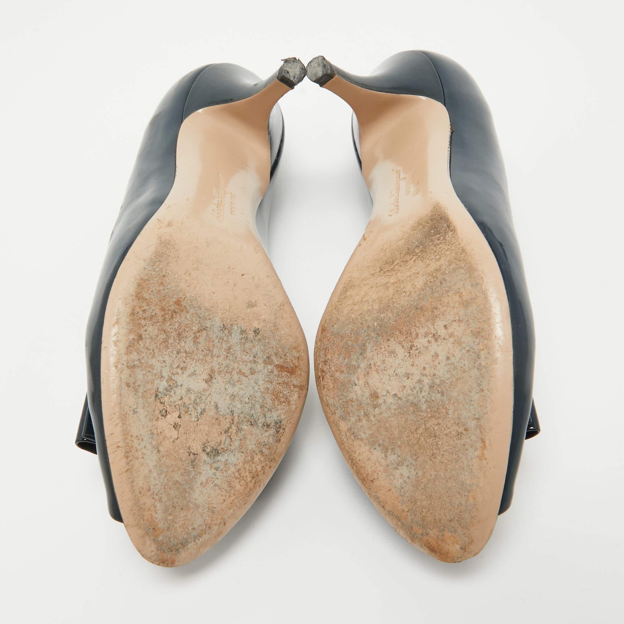 Salvatore Ferragamo escarpins Vara à nœud bleu marine, taille 36 en vente 1