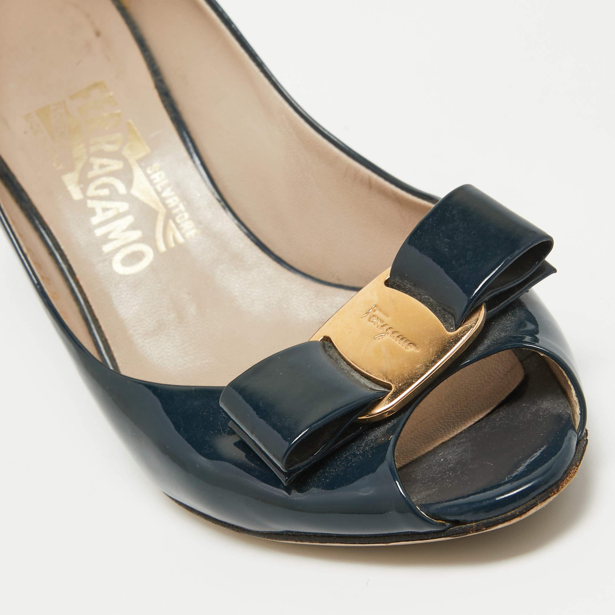 Salvatore Ferragamo escarpins Vara à nœud bleu marine, taille 36 en vente 2