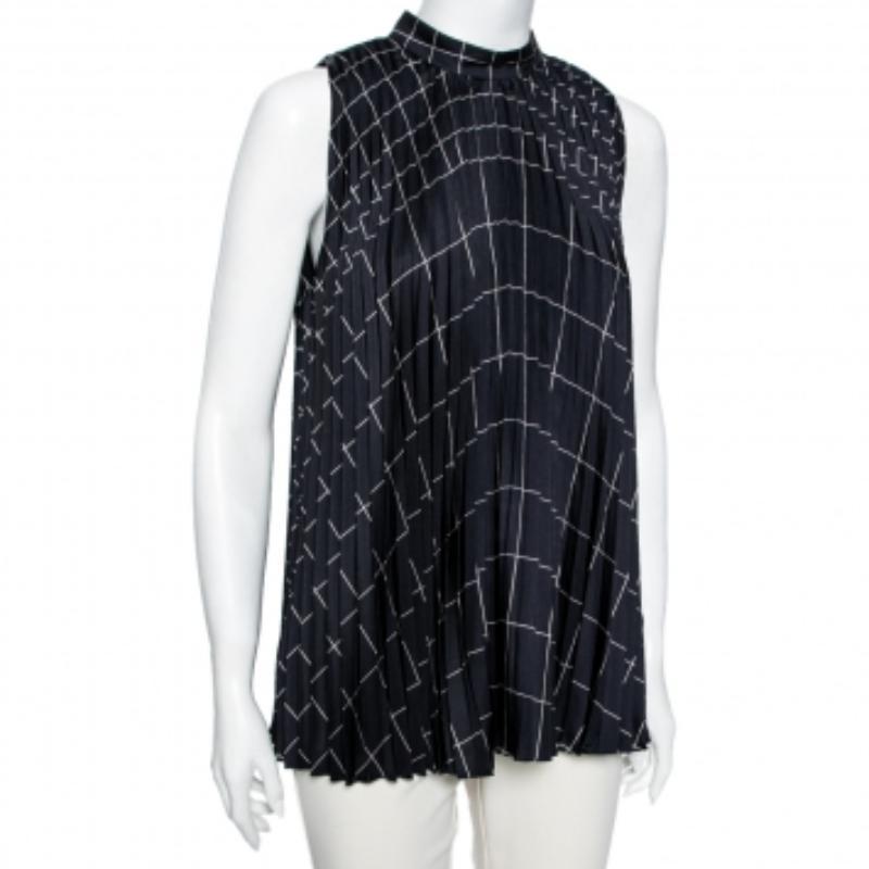 Dieses Oberteil aus dem Hause Salvatore Ferragamo ist eine tolle Ergänzung für Ihre Sammlung. Es ist aus marineblauer, mit Windowpane bedruckter Seide genäht und weist plissierte Formationen auf. Es ist ärmellos und wird mit Knöpfen geschlossen.