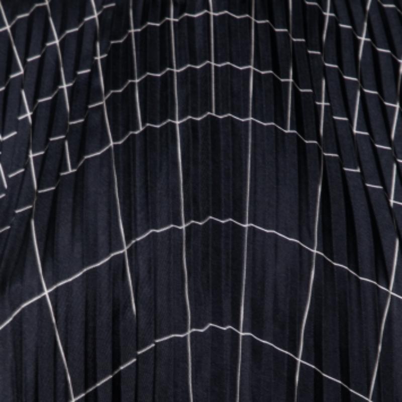 Salvatore Ferragamo Marineblaues plissiertes Seidenoberteil mit Fensterpane-Druck und Falten M (Schwarz) im Angebot