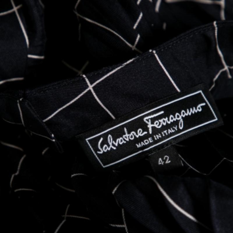 Salvatore Ferragamo Marineblaues plissiertes Seidenoberteil mit Fensterpane-Druck und Falten M im Zustand „Gut“ im Angebot in Dubai, Al Qouz 2