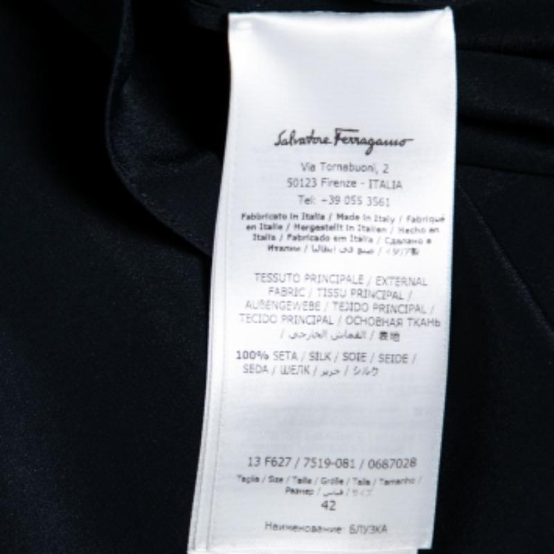 Salvatore Ferragamo Marineblaues plissiertes Seidenoberteil mit Fensterpane-Druck und Falten M Damen im Angebot