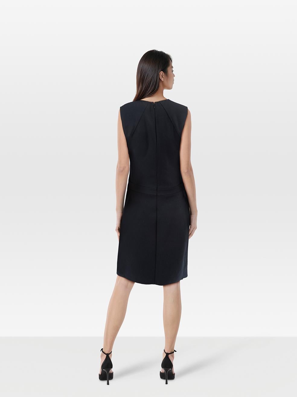 L'ÉTAT est très bon. Pratiquement aucune usure visible de la robe n'est visible sur cet article de revente Salvatore Ferragamo d'occasion. Veuillez noter que le Label de composition est manquant.
 
 Détails
 
 
 Marine
 
 Laine
 
 Robe
 
 Ajusté
 
