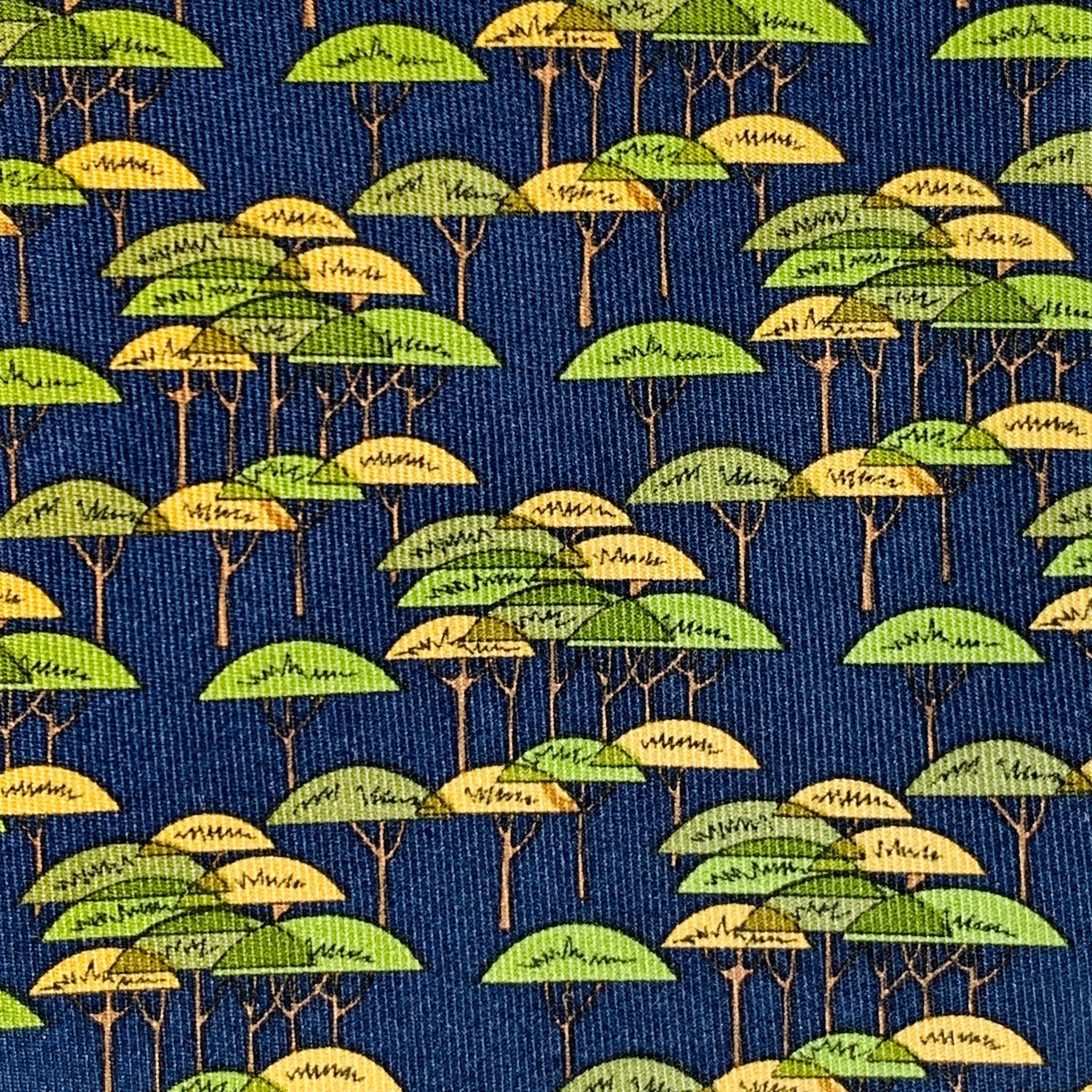 SALVATORE FERRAGAMO
cravate en soie marine et verte avec un motif abstrait d'arbre. Fabriqué en Italie. Excellent état. 

Mesures : 
  Largeur : 3,5 pouces Longueur : 59 pouces 
  
  
 
Référence Sui Generis : 139688
Catégorie : Cravate
Plus de