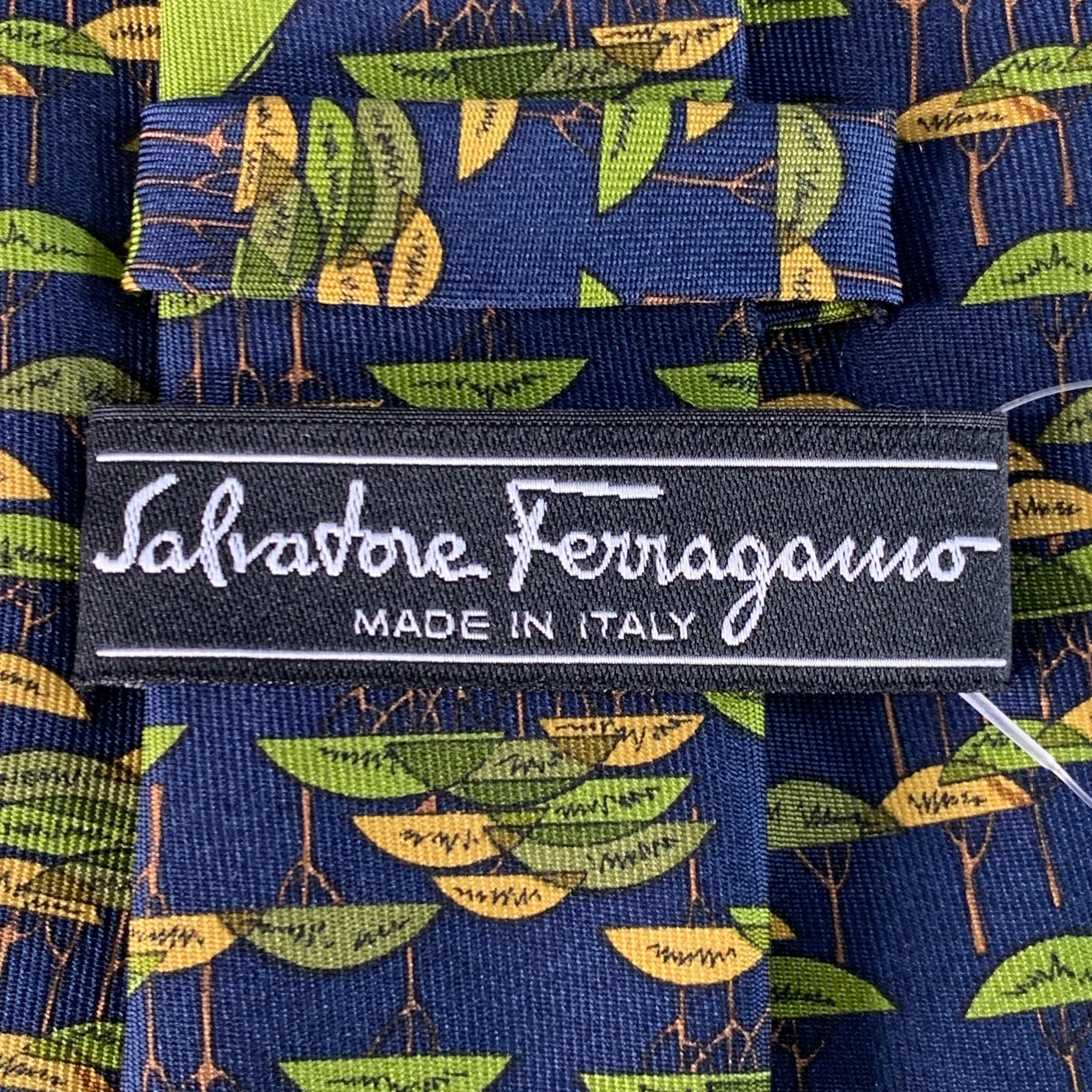Cravate en soie SALVATORE FERRAGAMO Greene & Greene Greene Excellent état - En vente à San Francisco, CA