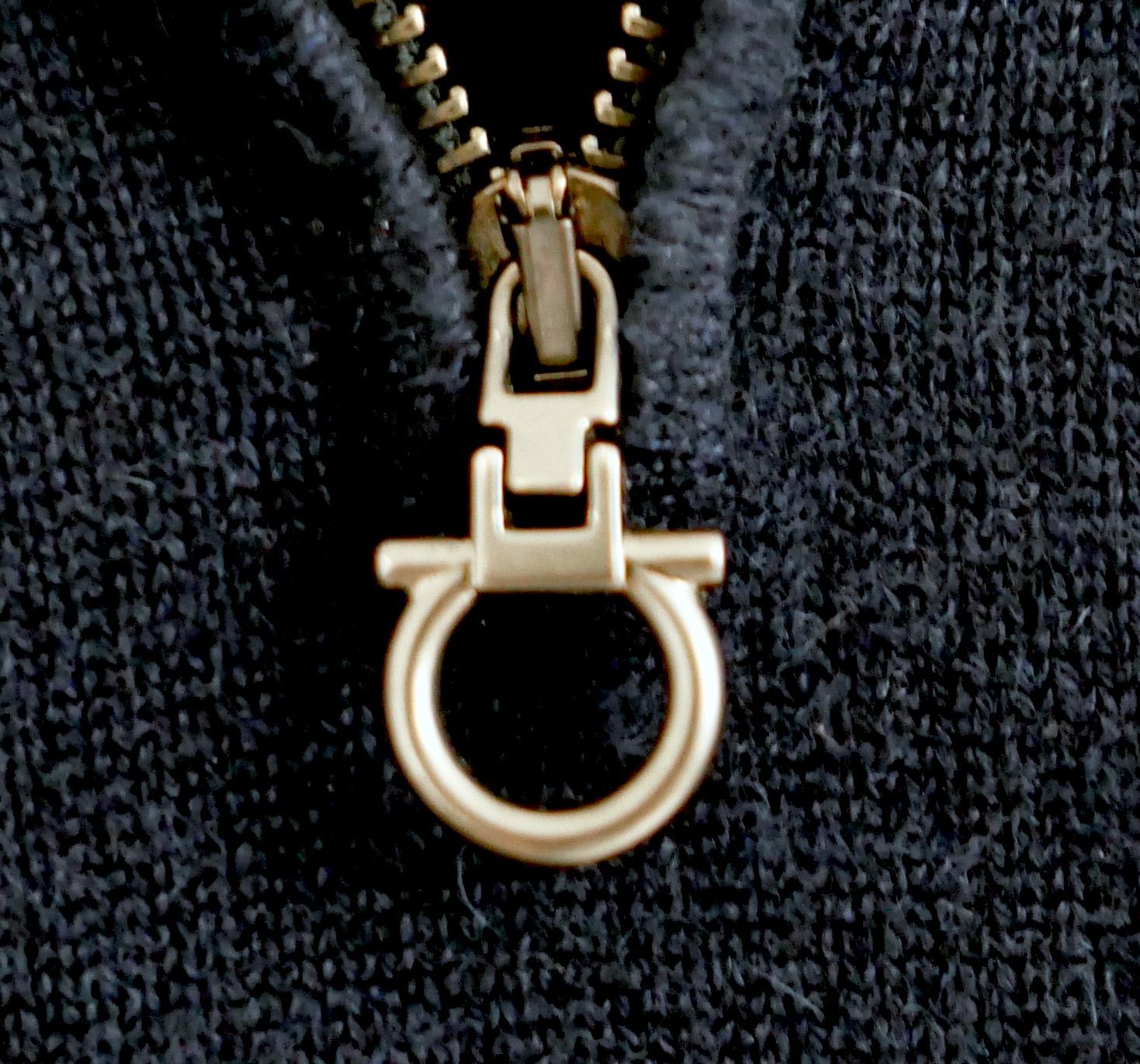 Salvatore Ferragamo Marinefarbener Pullover mit halbem Reißverschluss aus Kaschmir Pullover XL im Zustand „Hervorragend“ in London, GB