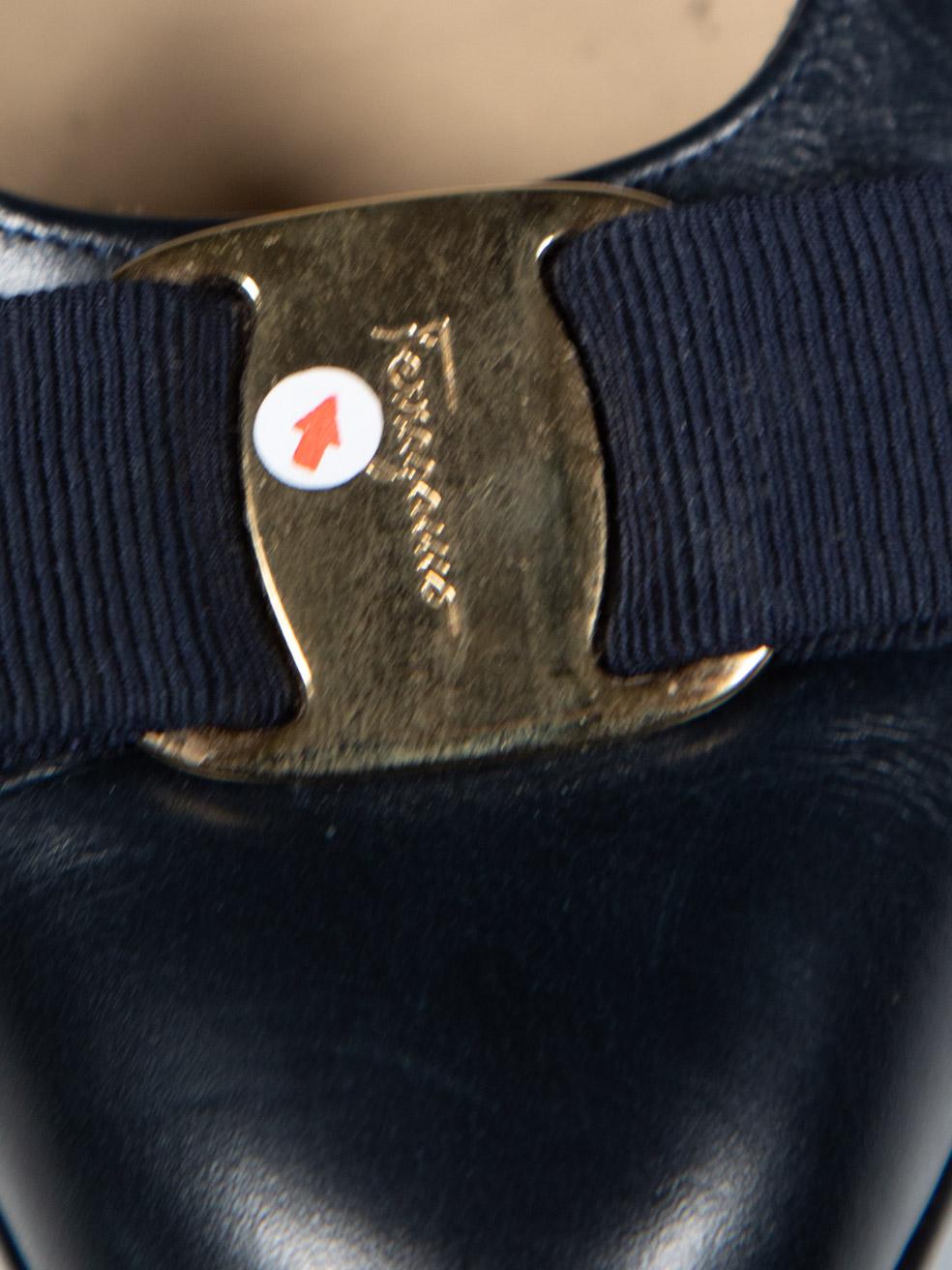 Salvatore Ferragamo Marineblaue Leder-Pumps mit Schleifenausschnitt Größe US 5,5 im Angebot 5