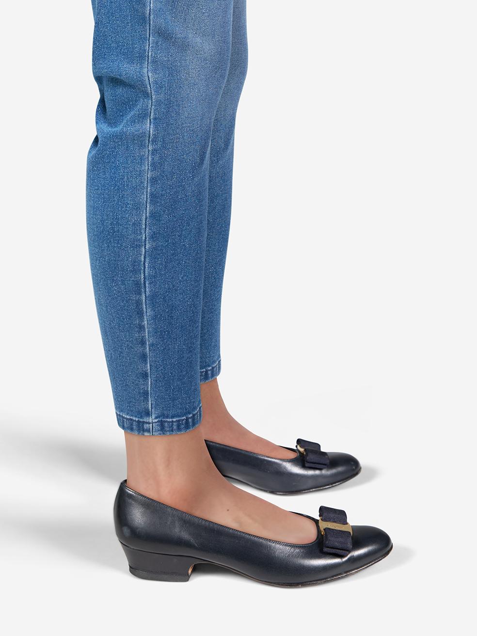 CONDIT ist sehr gut. Die Pumpen weisen nur minimale Abnutzungserscheinungen auf. Kratzer an den Metalldetails an beiden Zehenboxen. Flecken auf der rechten Seite des linken Schuhs und die Schleifen auf beiden Zehenkästen. Abrieb an der linken Seite