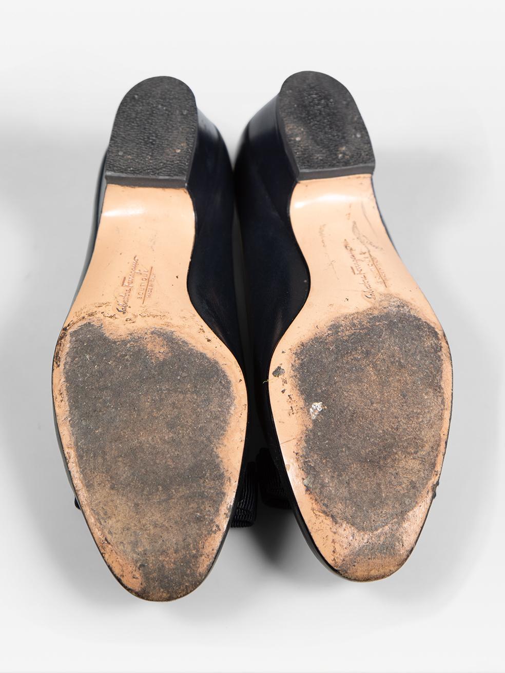 Salvatore Ferragamo Marineblaue Leder-Pumps mit Schleifenausschnitt Größe US 5,5 im Zustand „Gut“ im Angebot in London, GB