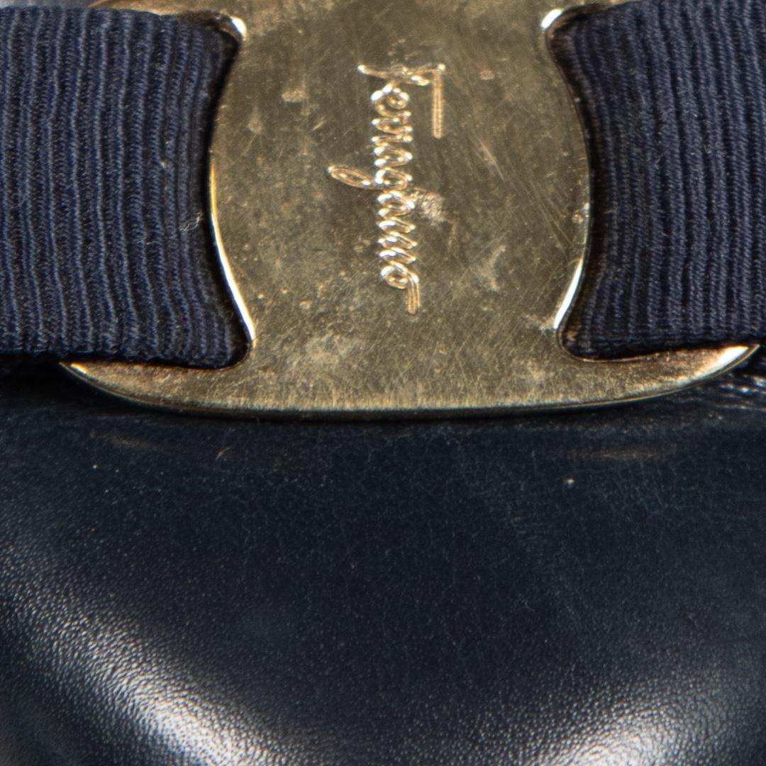 Salvatore Ferragamo Marineblaue Leder-Pumps mit Schleifenausschnitt Größe US 5,5 Damen im Angebot