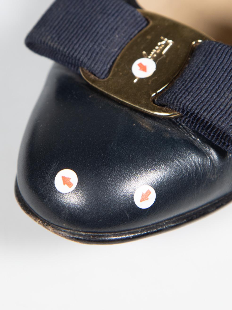 Salvatore Ferragamo Marineblaue Leder-Pumps mit Schleifenausschnitt Größe US 5,5 im Angebot 2