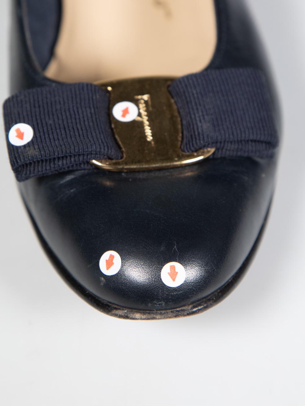 Salvatore Ferragamo Marineblaue Leder-Pumps mit Schleifenausschnitt Größe US 5,5 im Angebot 3