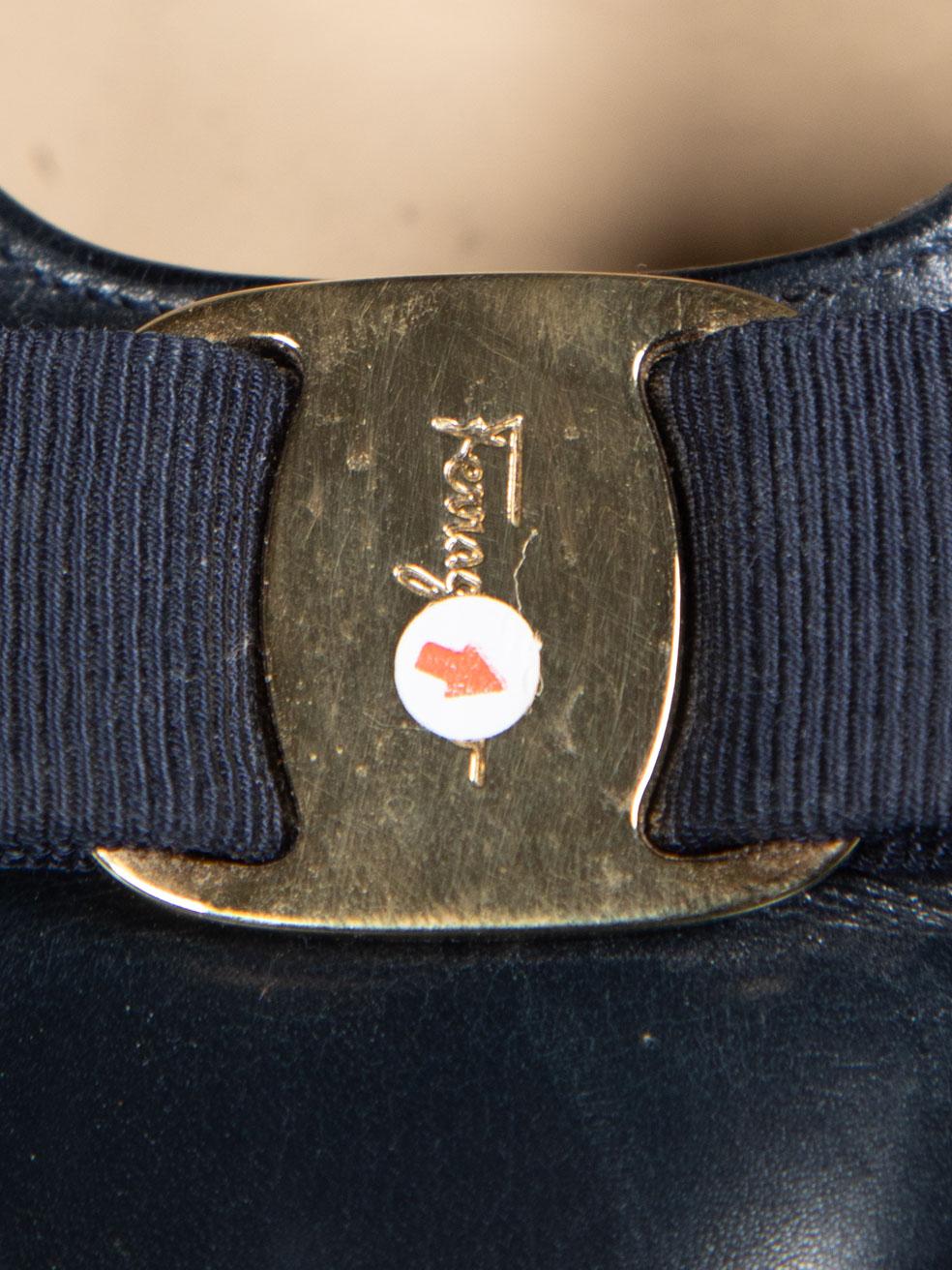 Salvatore Ferragamo Marineblaue Leder-Pumps mit Schleifenausschnitt Größe US 5,5 im Angebot 4