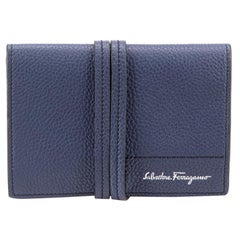 Salvatore Ferragamo - Porte-monnaie en cuir bleu marine autour d'un sac
