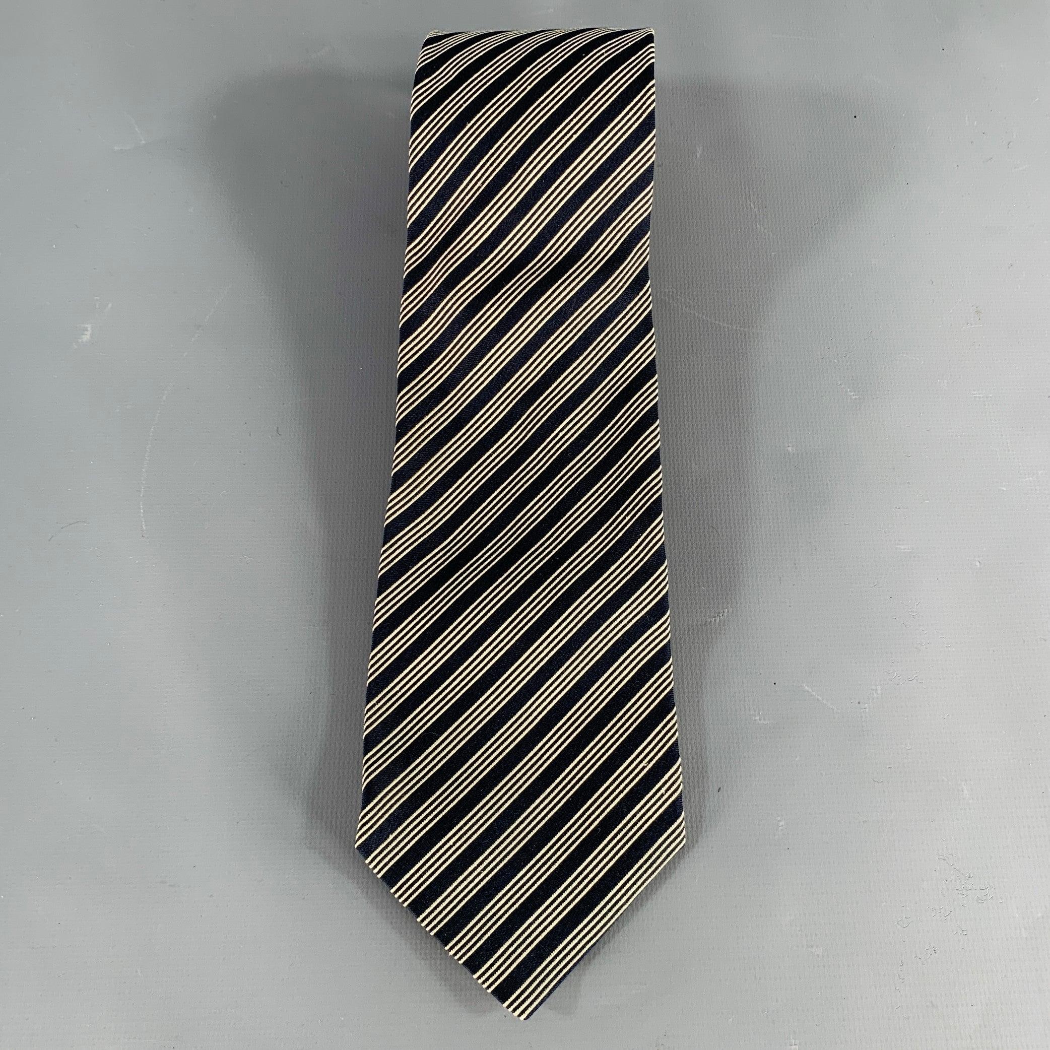 SALVATORE FERRAGAMO
necktie in a navy and white silk featuring a diagonal stripe pattern. Made in Italy.Excellent Pre-Owned Condition. 

Measurements: 
  Width: 3.5 inches Length: 59 inches 
  
  
 
Sui Generis Reference: 134587
Category: Tie
More