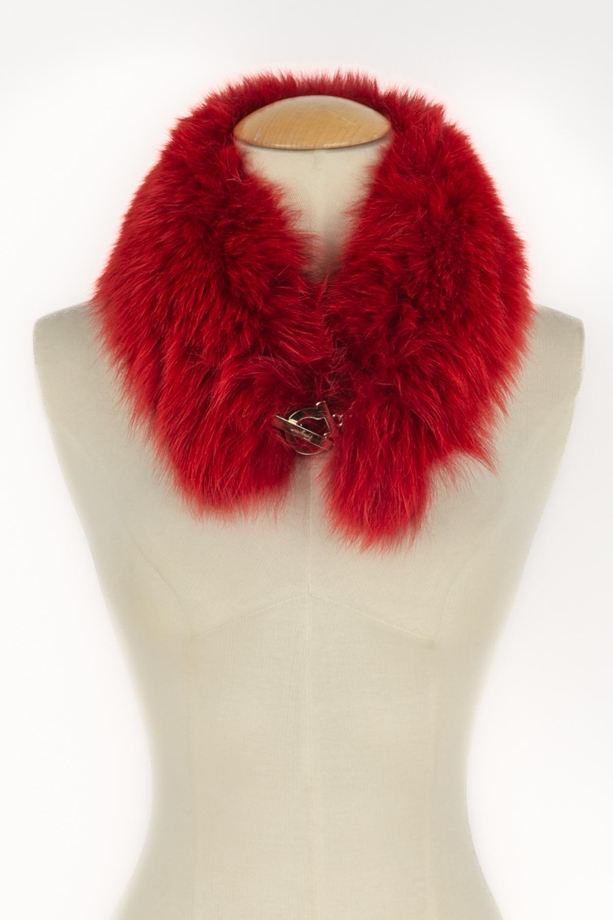 SALVATORE FERRAGAMO - (Fabriqué en Italie) Collier en fourrure de renard rouge avec boucle en métal champagne.

Condit :
Très bon état.

Dimensions :
Longueur : 60 cm

SKU:ACC263