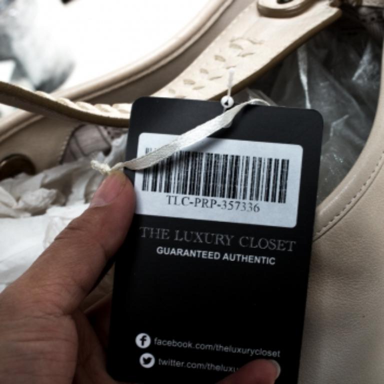 Salvatore Ferragamo Off-White Leather Hobo en vente 5